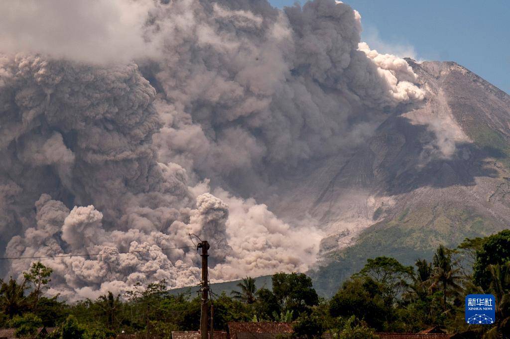 印度尼西亚：默拉皮火山喷发