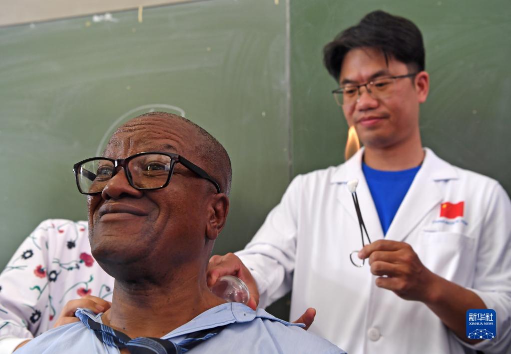 中国援纳医疗队向当地学生传授中医文化