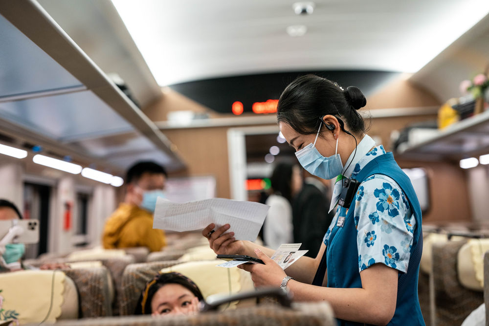 一路飞架跨山河——写在中老铁路国际旅客列车开行首日