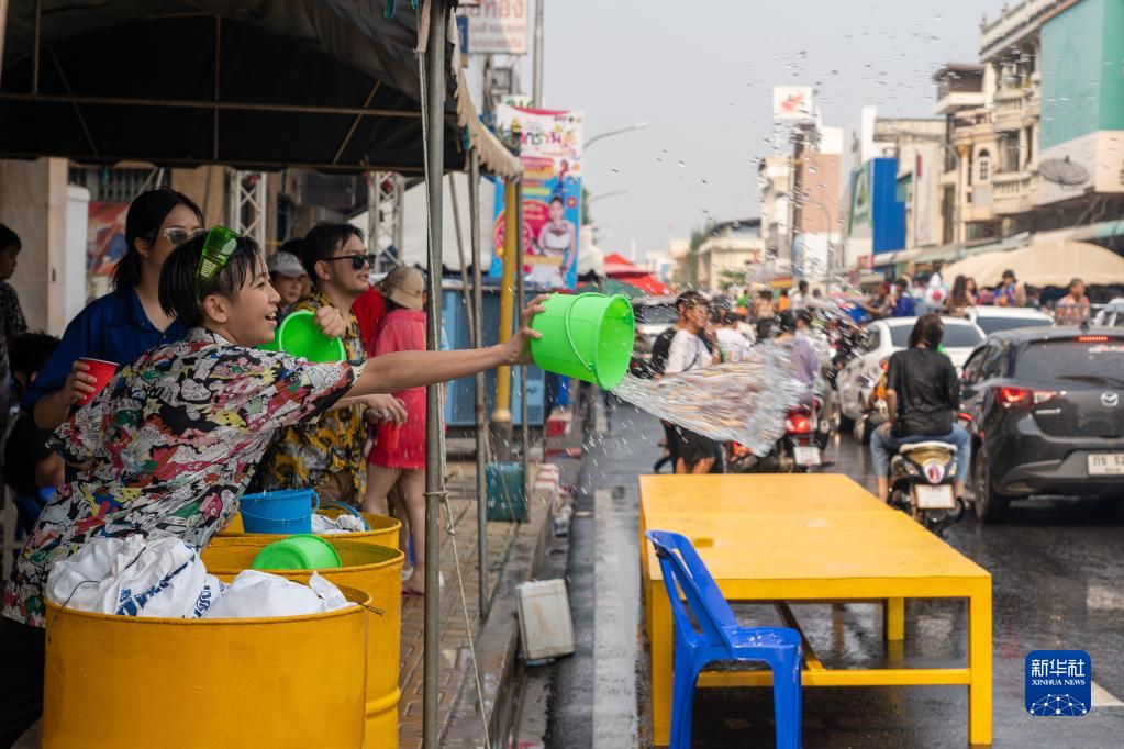 泰国廊开：庆祝泼水节