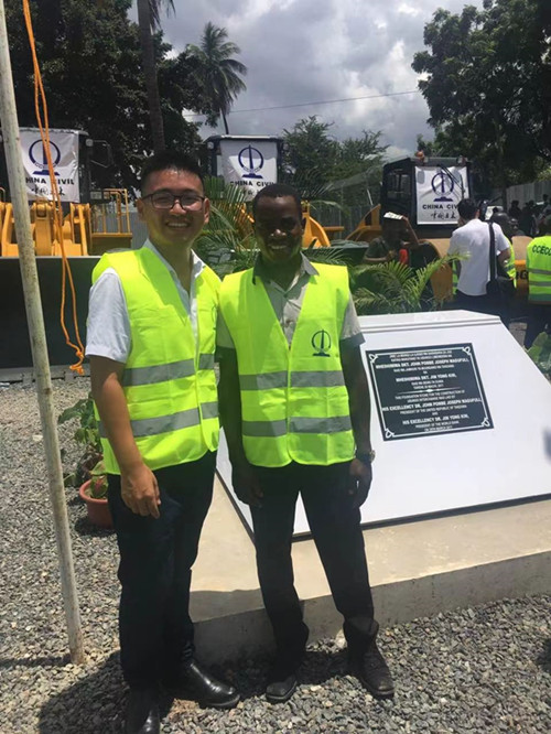 （筑梦丝路 唱响海外的青春之歌）在坦桑尼亚工作11年的90后王超：“一带一路”倡议给我们难得的成长机遇_fororder_2017年，王超在达累斯萨拉姆市乌本戈立交桥项目奠基仪式上同当地工人合影。