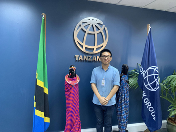 （筑梦丝路 唱响海外的青春之歌）在坦桑尼亚工作11年的90后王超：“一带一路”倡议给我们难得的成长机遇_fororder_2020年5月，王超在达累斯萨拉姆市世界银行驻坦桑尼亚办事处进行项目环境安全社会责任培训。