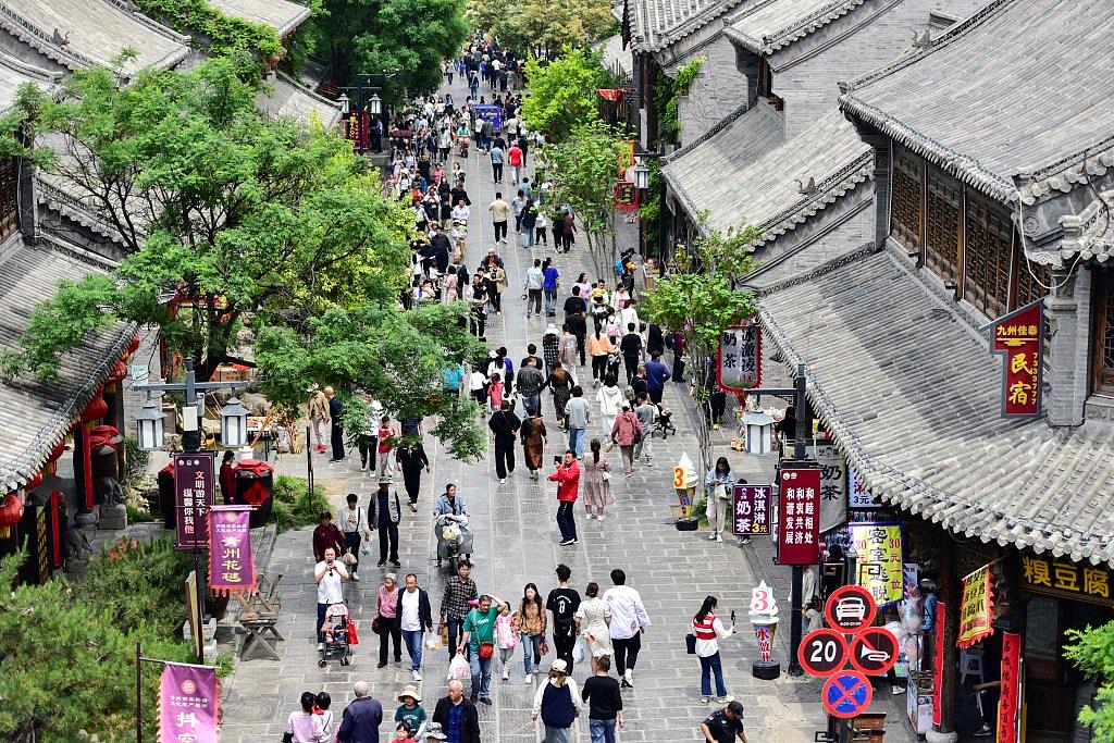 国际锐评 | “五一”假期的人气见证中国经济的底气