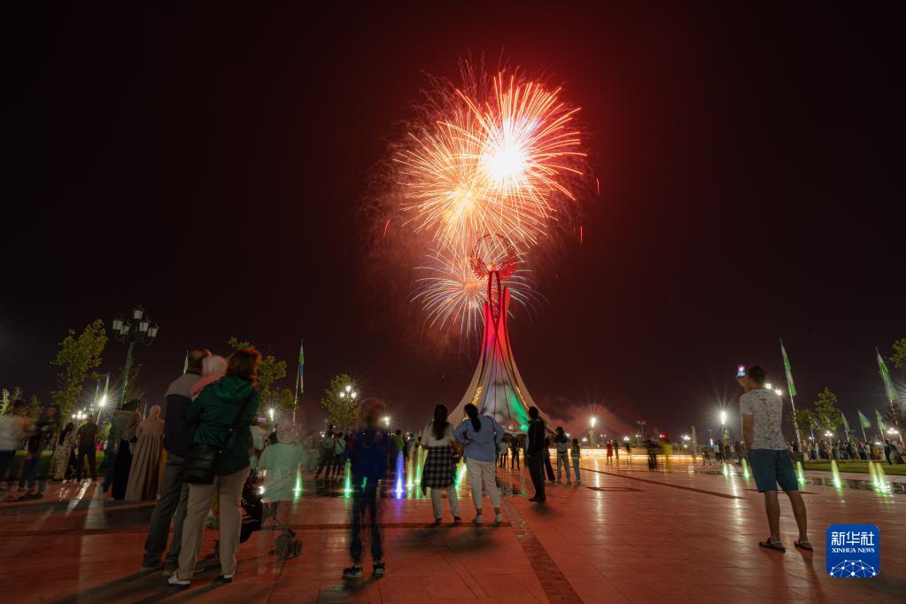 乌兹别克斯坦塔什干燃放烟花庆祝“纪念和荣誉日”