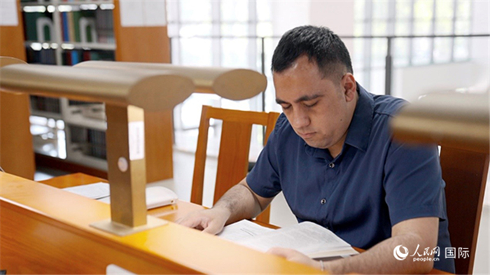 土库曼斯坦留学生:我是中国中亚友好的见证者 若贺曼在自习室学习。人民网 张文捷摄
