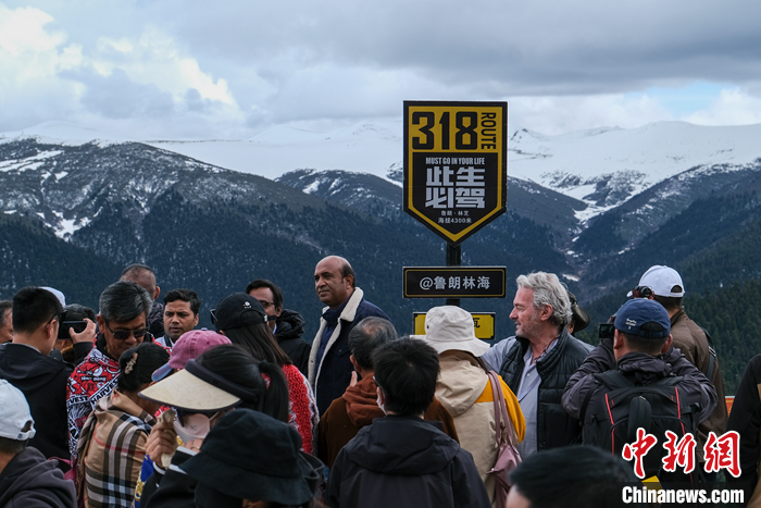 多国驻华大使及外籍人士西藏林芝行:体验当地民俗风情