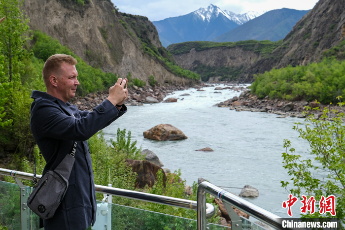 多国驻华大使及外籍人士西藏林芝行:体验当地民俗风情