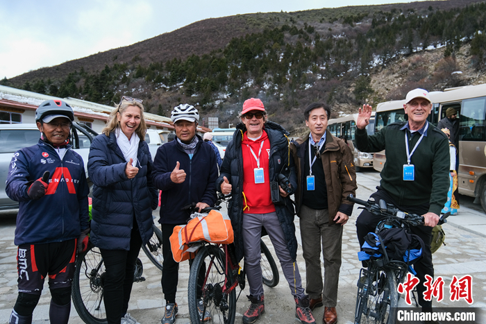 多国驻华大使及外籍人士西藏林芝行:体验当地民俗风情