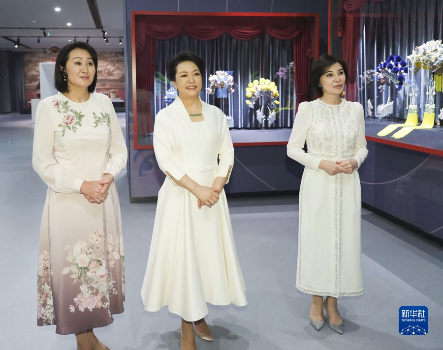 彭丽媛同出席中国－中亚峰会外方领导人夫人参观西安易俗社