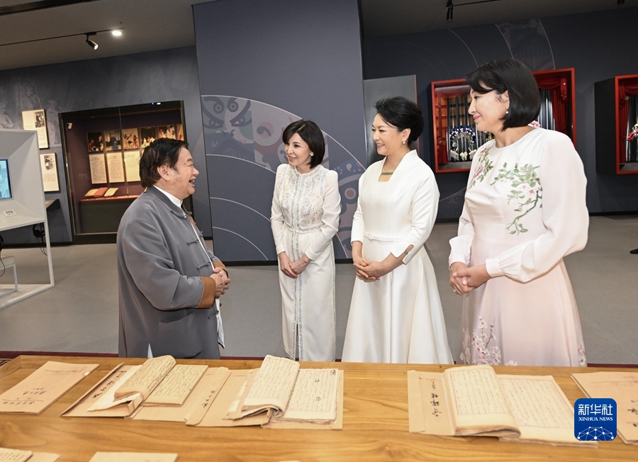 彭丽媛同出席中国－中亚峰会外方领导人夫人参观西安易俗社