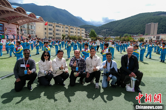多国驻华大使及外籍人士在西藏小学听扎念琴、体验藏文书法