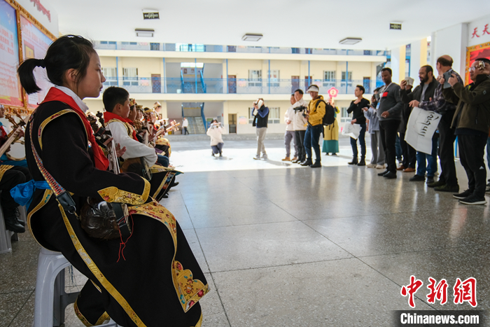 多国驻华大使及外籍人士在西藏小学听扎念琴、体验藏文书法