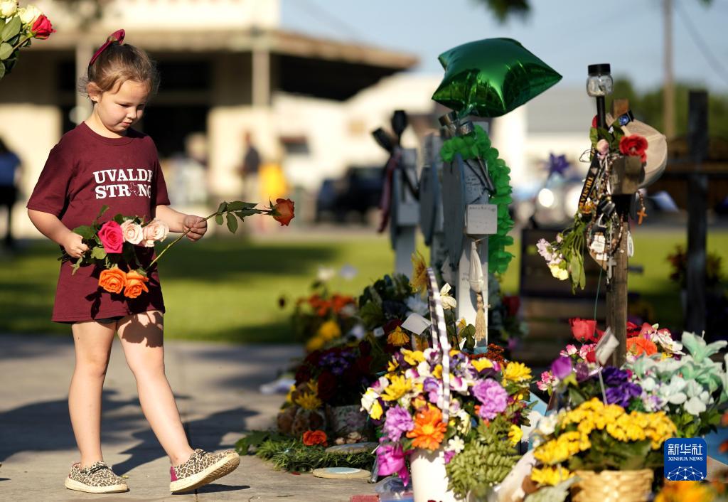 美国尤瓦尔迪：悼念校园枪击遇害者