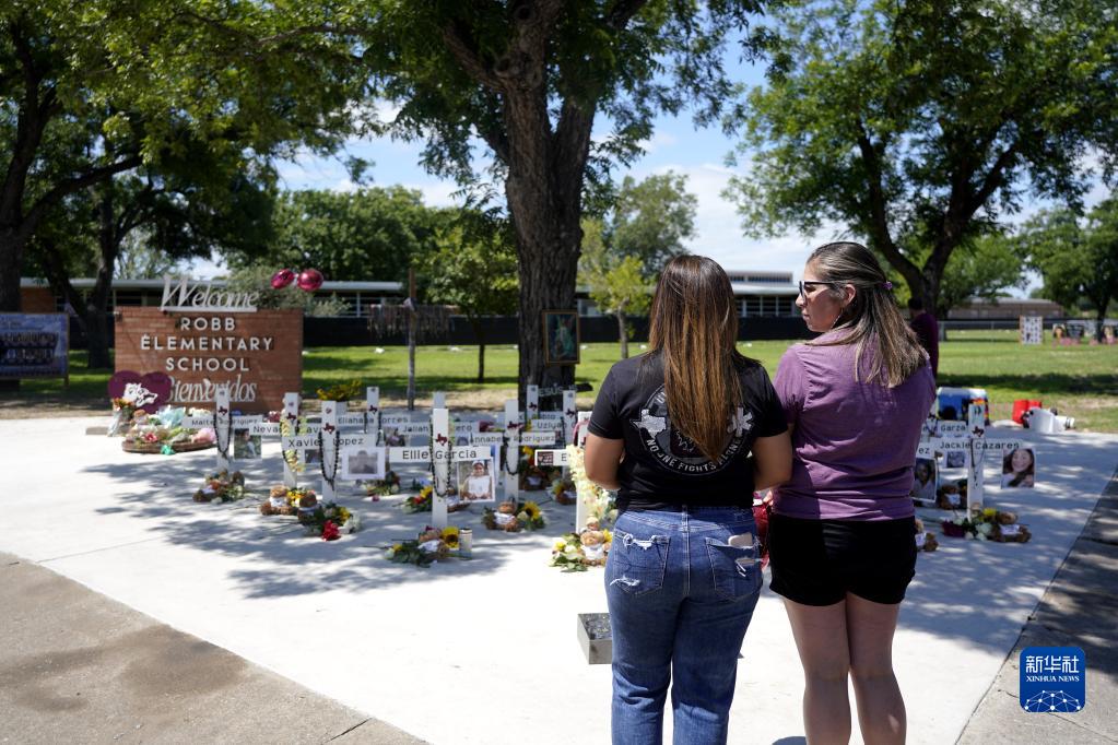 美国尤瓦尔迪：悼念校园枪击遇害者