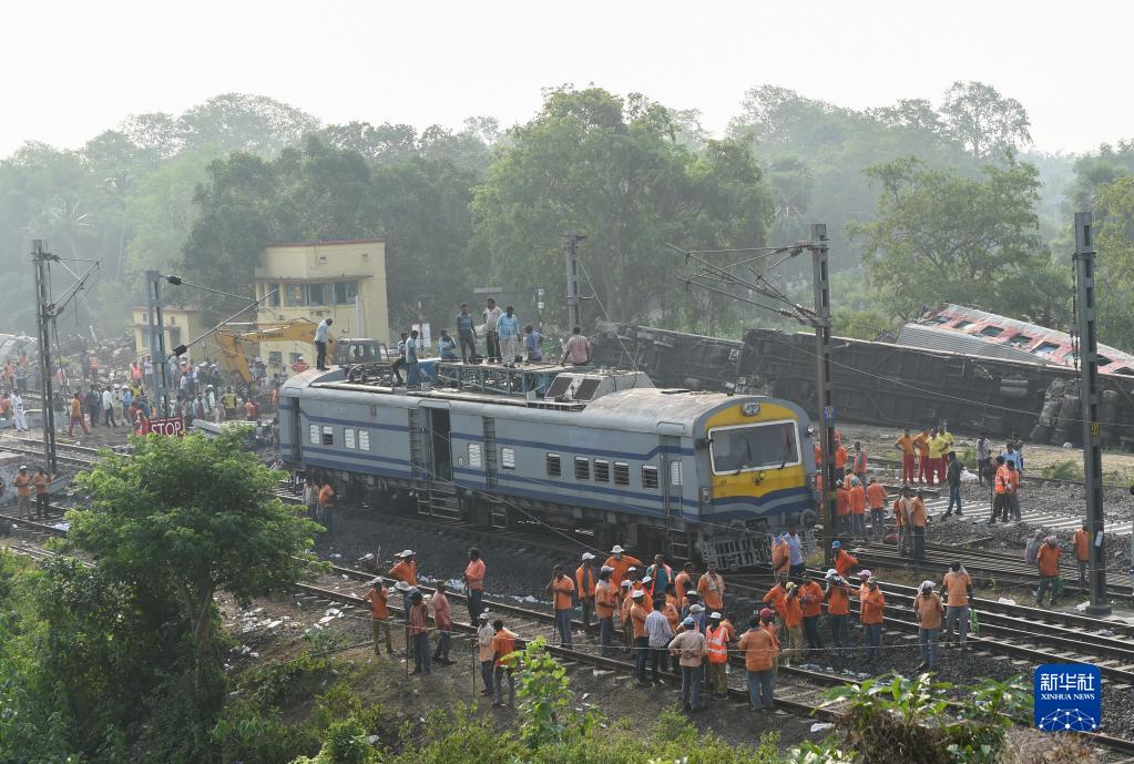 印度列车脱轨相撞事故现场