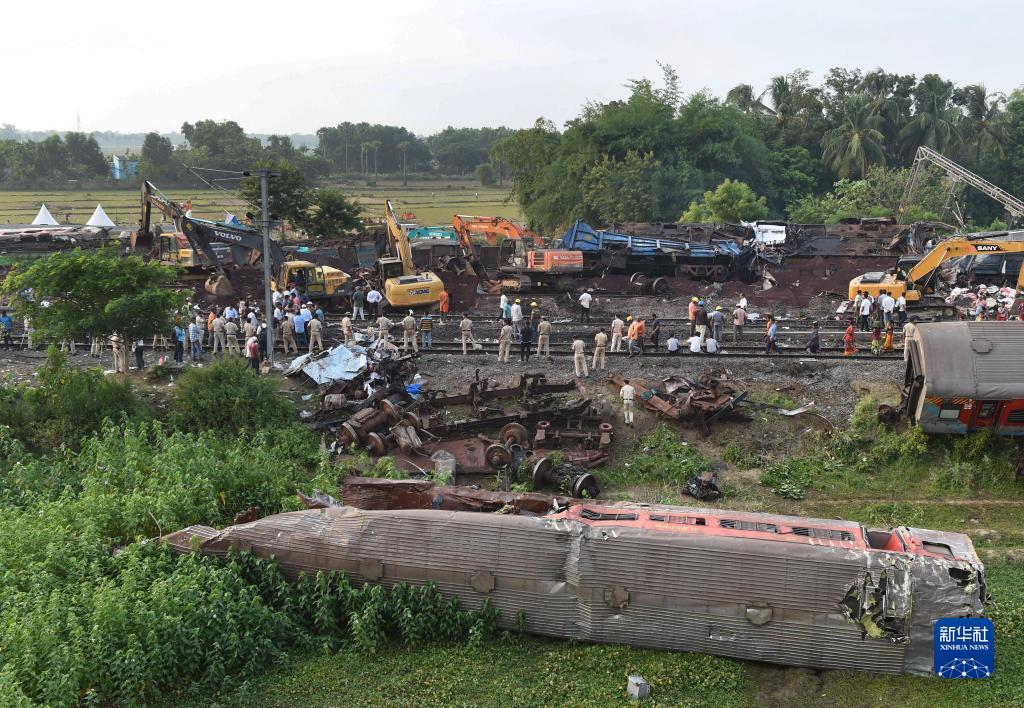 印度列车脱轨相撞事故现场