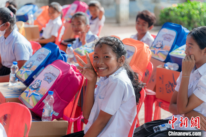 中国乡村发展基金会向柬埔寨百所小学捐赠国际爱心包裹