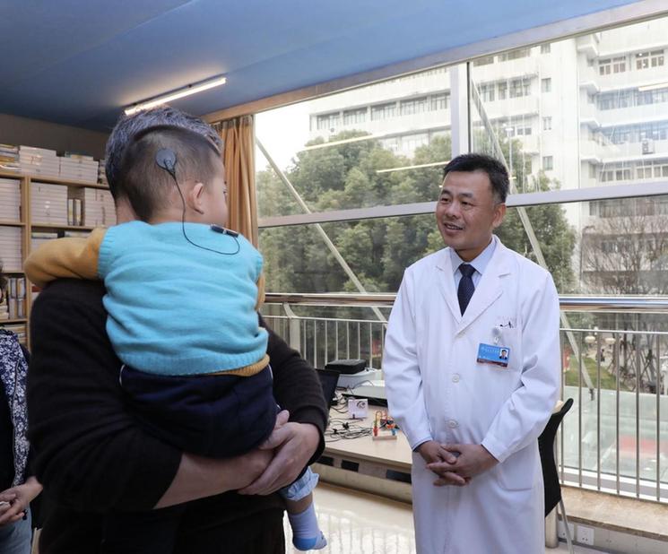 经验做法全球推广，这位中国医生想让所有人听清世界
