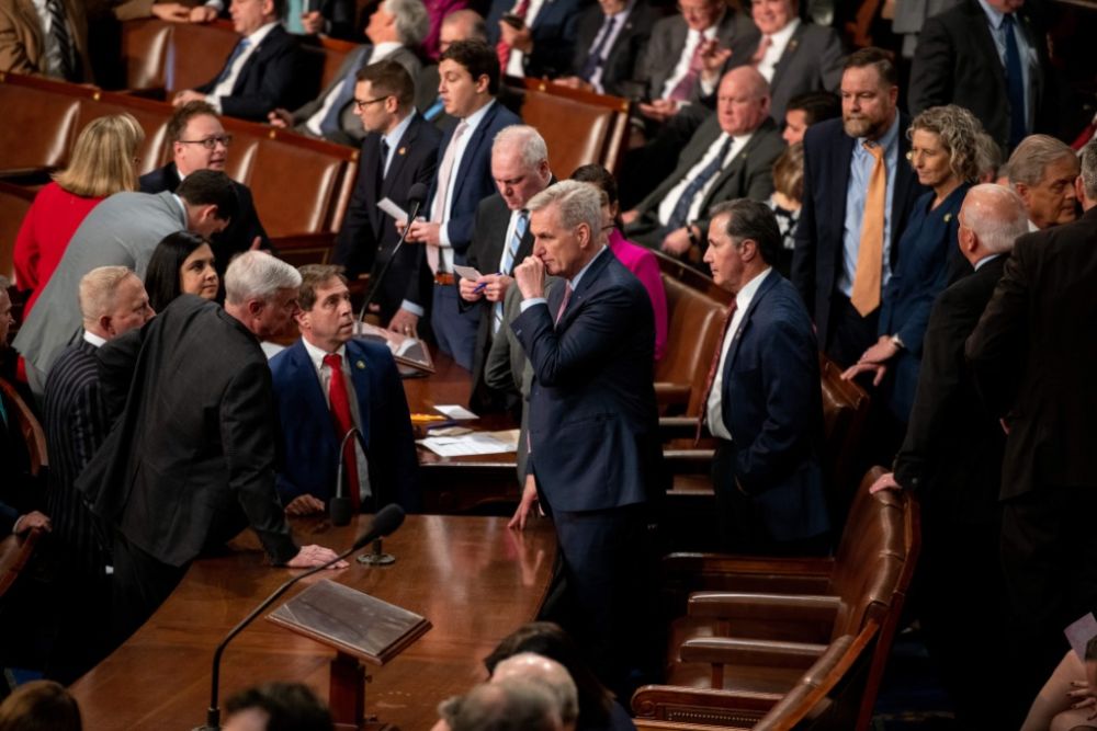 美国党争新一幕：民主党议员领罚 共和党议长挨嘘