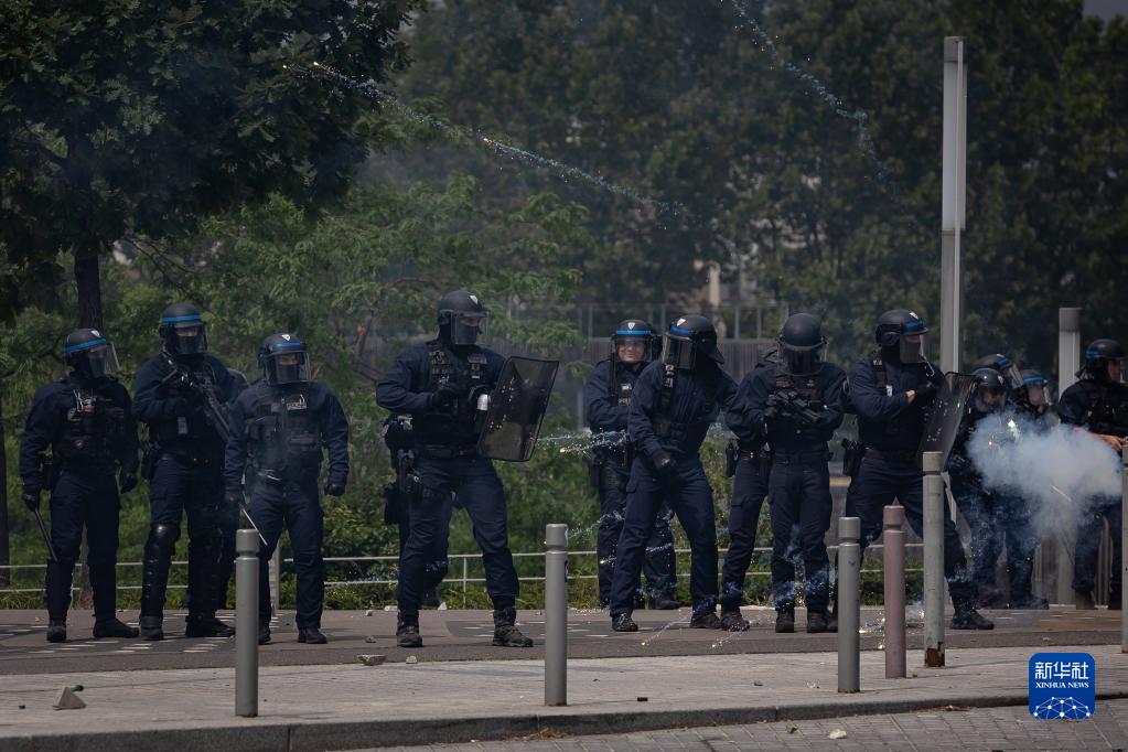 法国全境加强警戒防止骚乱升级