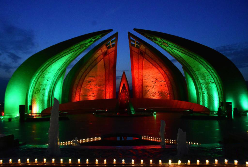巴基斯坦首都地标建筑亮灯庆祝中巴经济走廊启动十周年