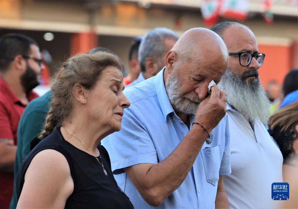黎巴嫩举行活动悼念贝鲁特港口大爆炸中牺牲的消防人员