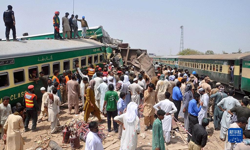 巴基斯坦南部发生列车脱轨事故