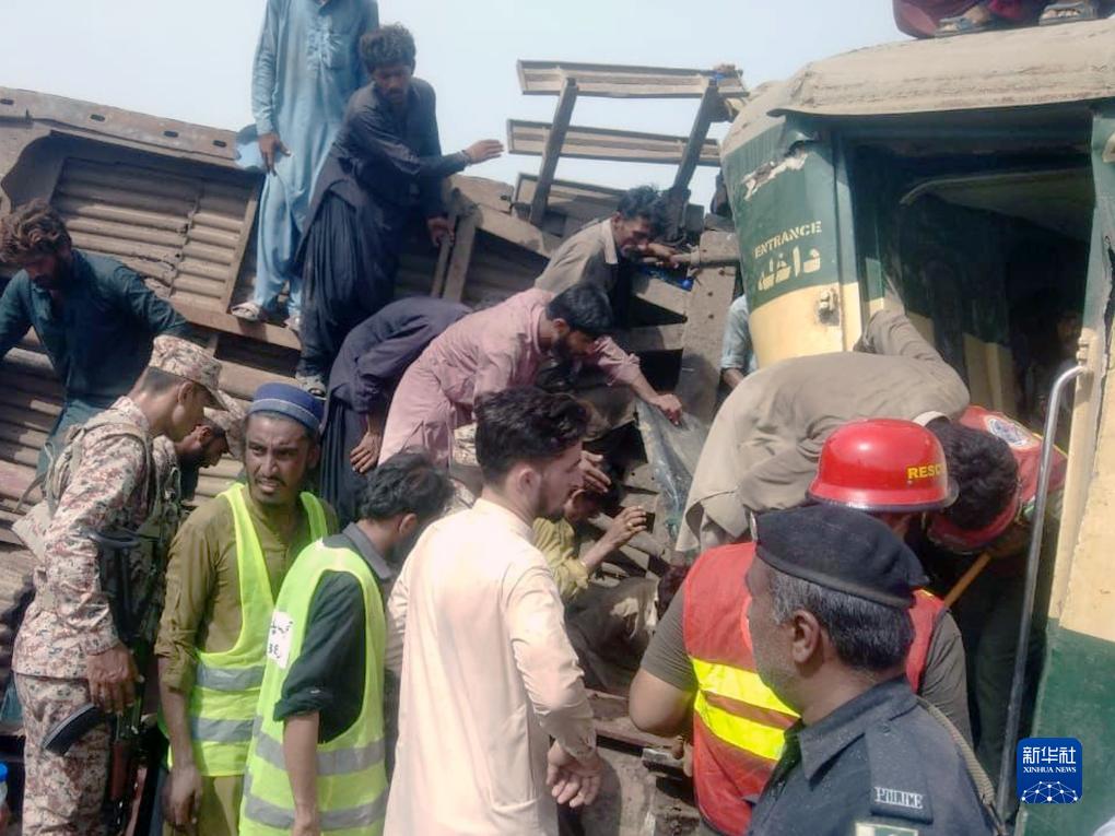 巴基斯坦南部发生列车脱轨事故