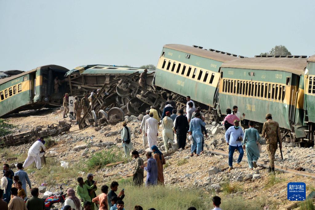 巴基斯坦列车脱轨搜救结束 死亡人数升至30人