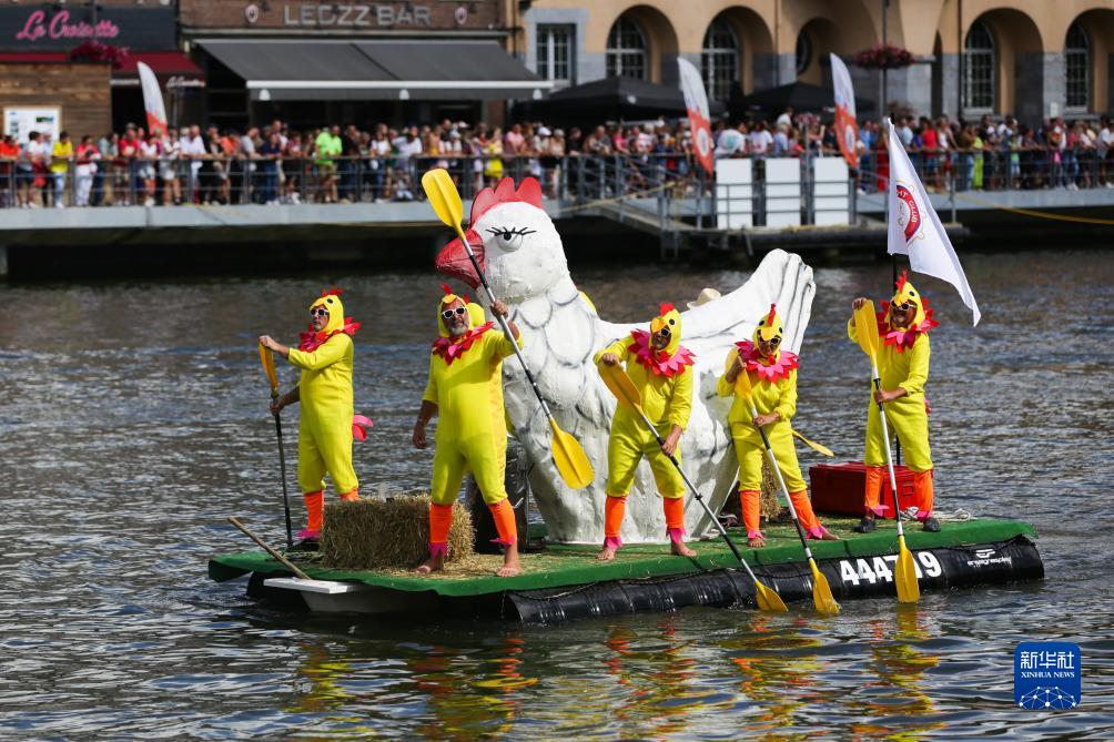 比利时迪南举办“浴缸划船节”