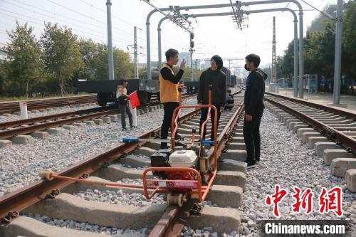 老挝留学生广西“取经”高铁技术 见证中国—东盟互联互通