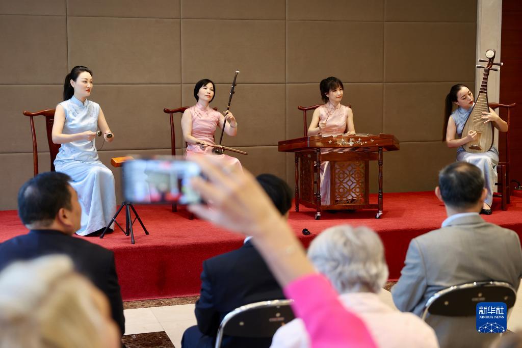 中国使馆开放日向比利时民众展示中国文化遗产