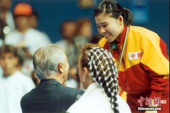 资料图：1992年8月5日，萨马兰奇向取得奥运乒乓球女子单打冠军的邓亚萍表示祝贺，并亲自为她颁奖。<a target=&apos;_blank&apos; href=&apos;/&apos;><p align=