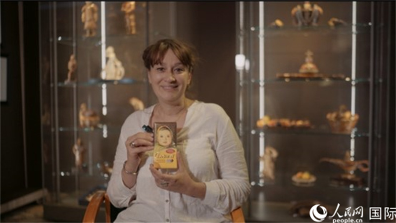 俄罗斯联合糖果集团博物馆副馆长尤利娅·萨维娜展示爱莲巧巧克力。人民网记者 马天翼摄