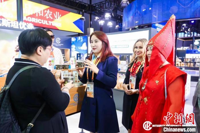 (第六届进博会)从志愿者到参展商,哈萨克斯坦姑娘与进博“共成长” (第六届进博会)从志愿者到参展商,哈萨克斯坦姑娘与进博“共成长”