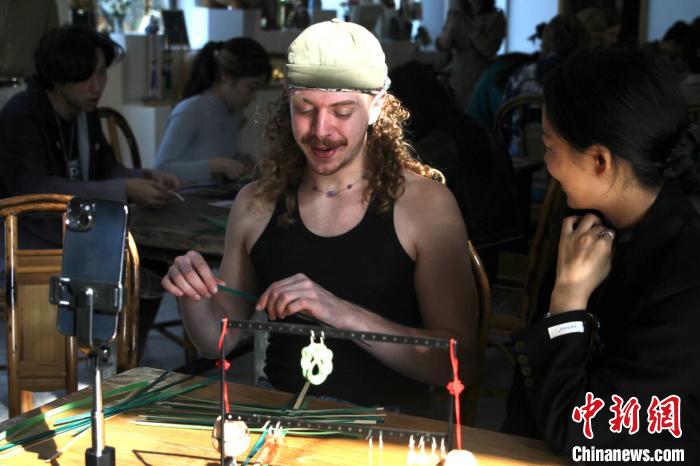 美国大学生四川崇州拜师学艺 感受纵横指尖竹编魅力