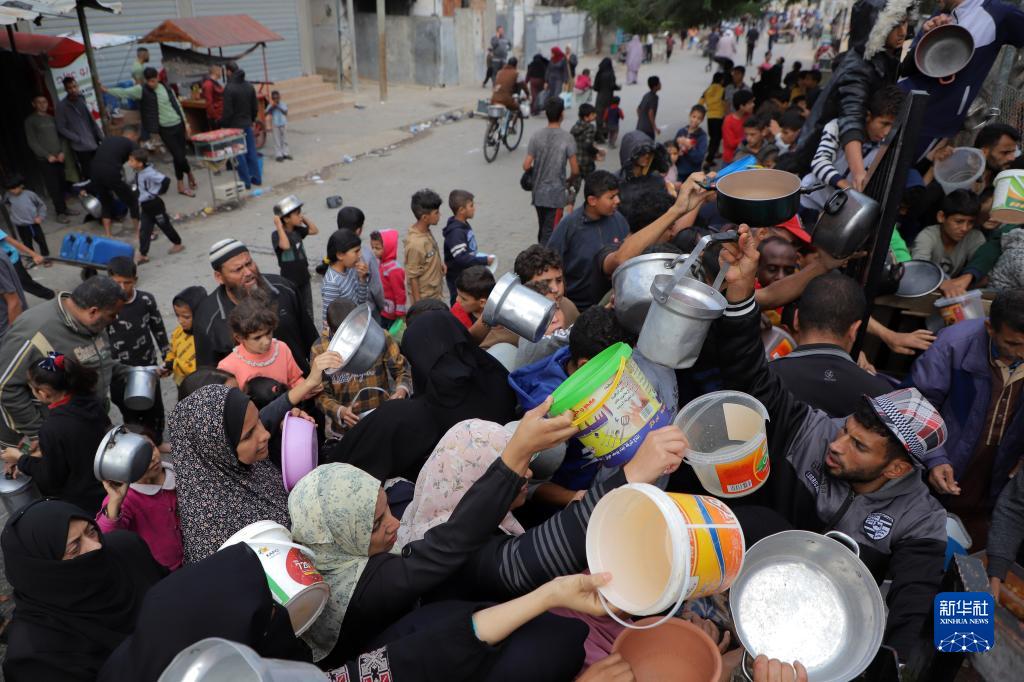 加沙地带：民众领取救济食物