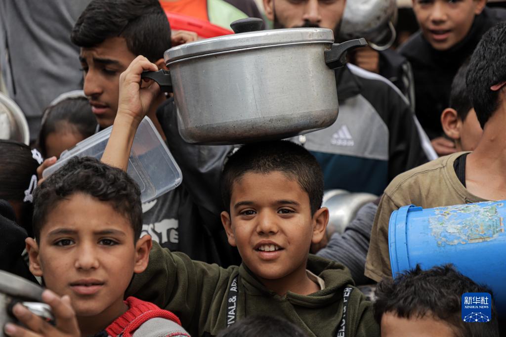 加沙地带：民众领取救济食物