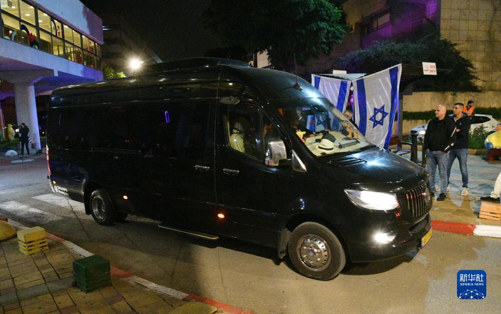 哈马斯释放的第二批被扣押人员抵达以色列