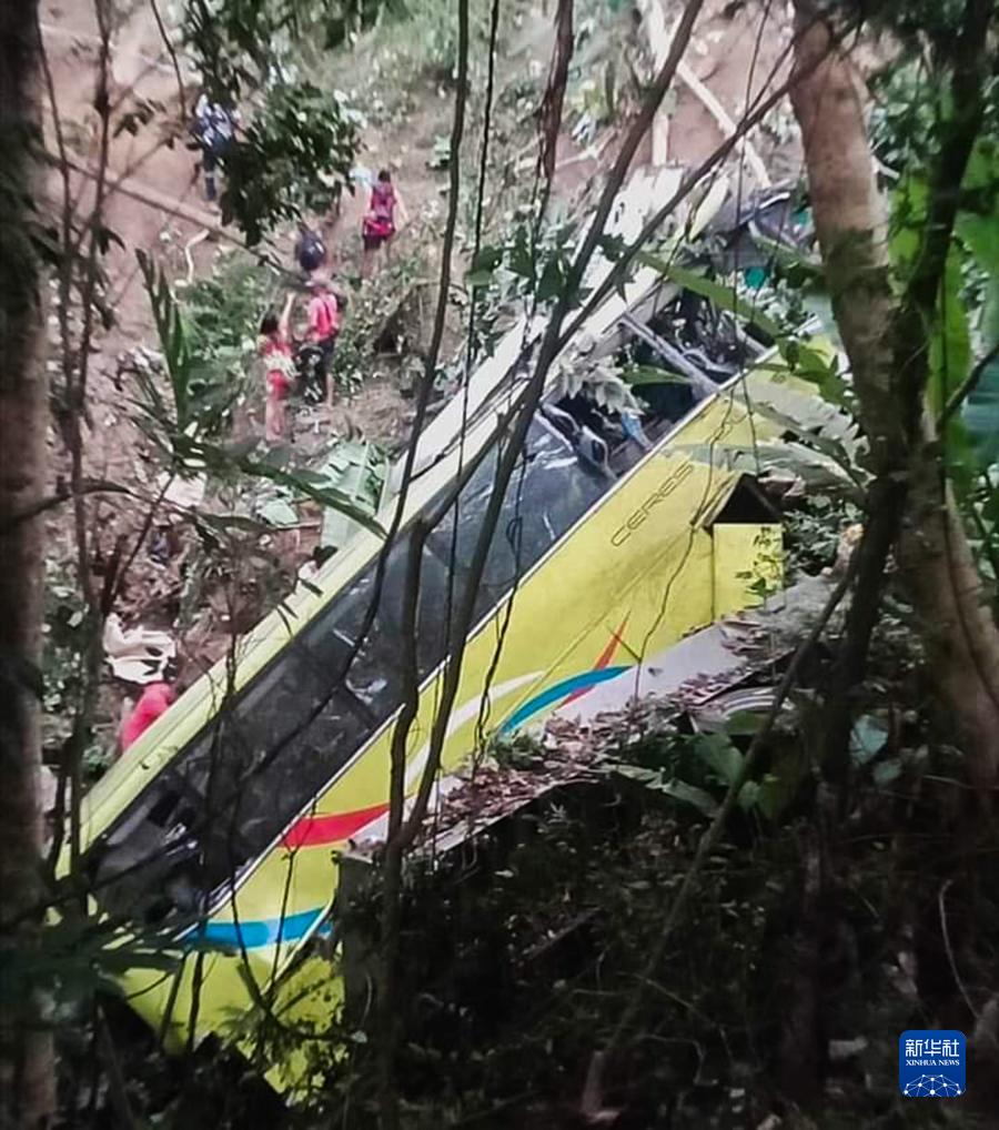 菲律宾一客车坠谷已致27人死亡