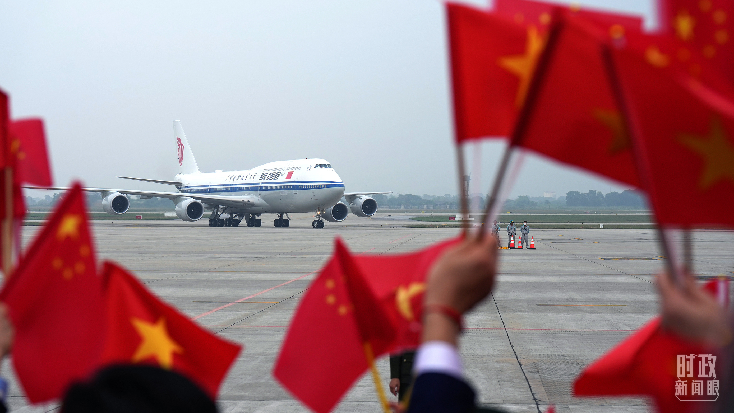 时政新闻眼丨时隔六年习近平再访越南，承载哪些重要历史意义