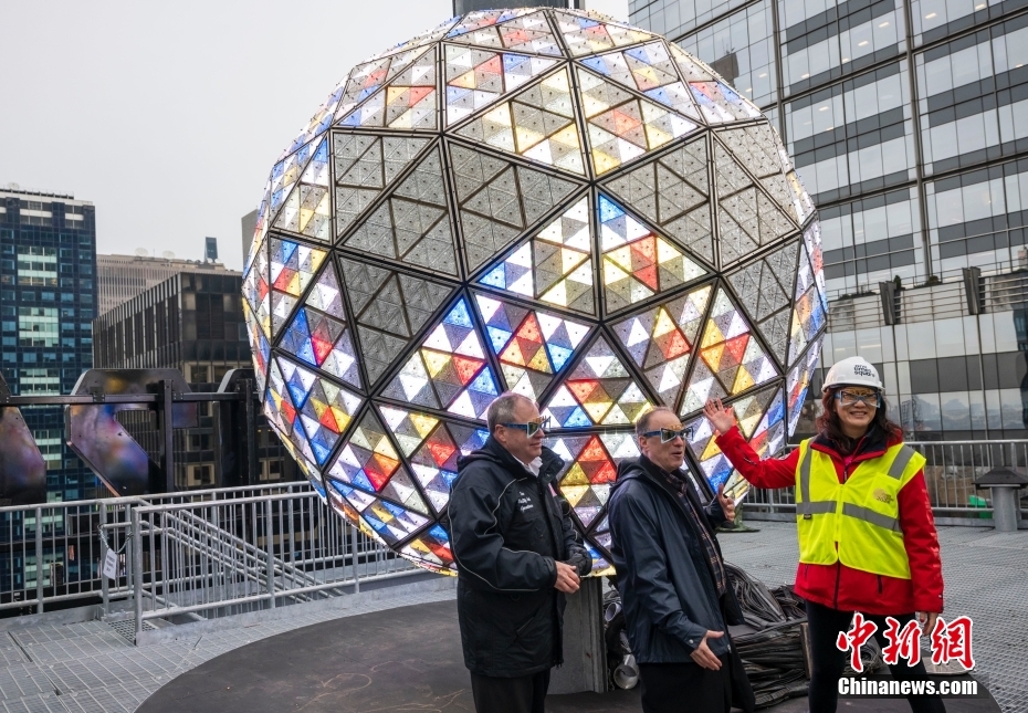 纽约时报广场新年倒计时水晶球以全新灯光图案亮相