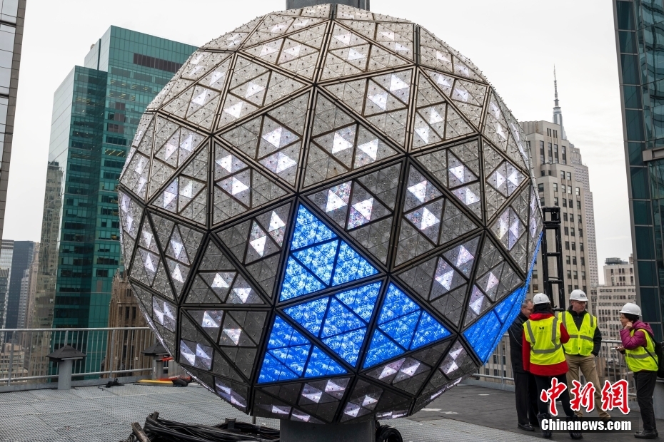 纽约时报广场新年倒计时水晶球以全新灯光图案亮相