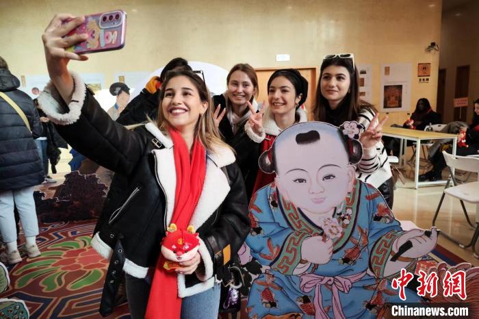 福暖中国 | 外籍师生在博物馆中“邂逅&middot;天津” 体验中国传统文化魅力