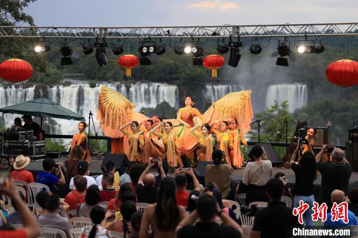巴西伊瓜苏的“中国春节”：瀑布为证 歌舞有情