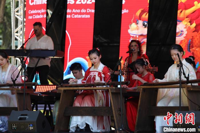 巴西伊瓜苏的“中国春节”：瀑布为证 歌舞有情