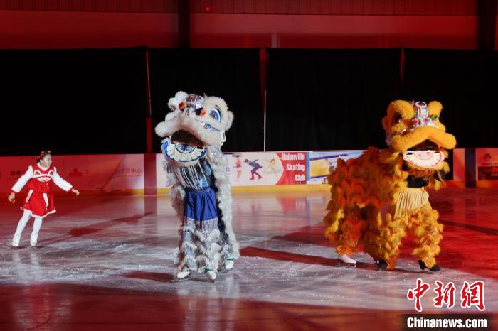 多伦多举行青少年冰上春晚 演绎冰上“中国范儿”