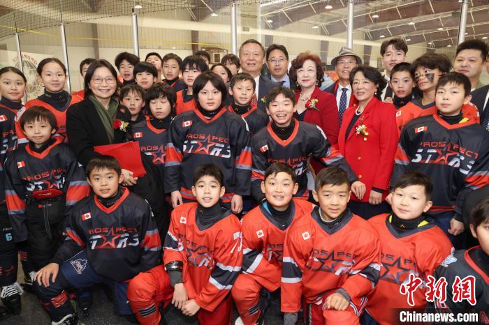 多伦多举行青少年冰上春晚 演绎冰上“中国范儿”