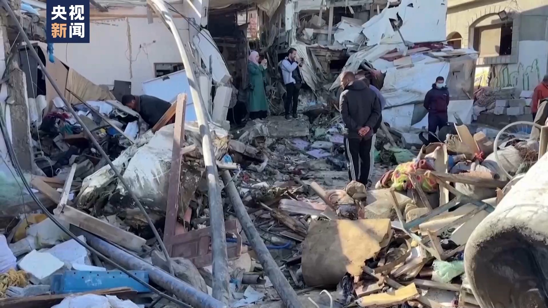 加沙地带援助物资空投失误致多人死伤 民众呼吁不要物资要停止杀戮