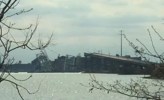 美国巴尔的摩大桥因货船撞击坍塌，谁来出资重建引发党争